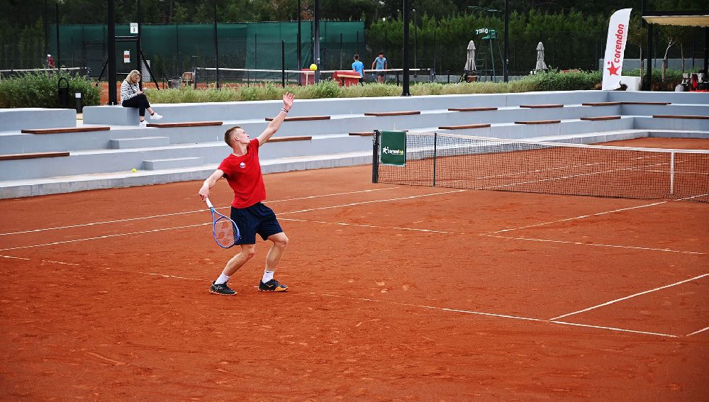Tenisin kalbi Kemer’de atıyor
