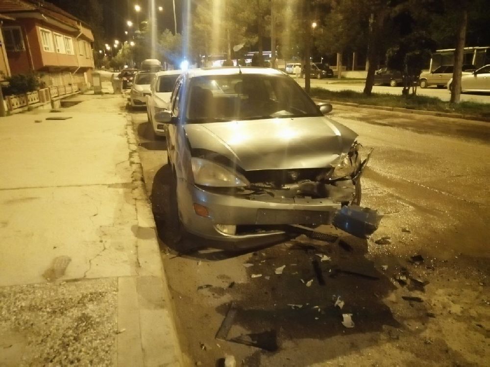 Yalvaç'ta Fiat Tofaş park halindeki 2 araca çarptı