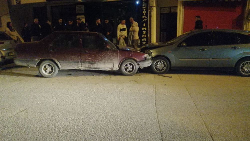 Yalvaç'ta Fiat Tofaş park halindeki 2 araca çarptı