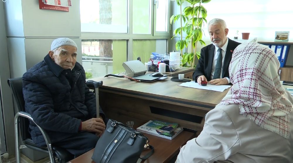 Yaşlı çiftten insanlığa 'altın' dokunuş