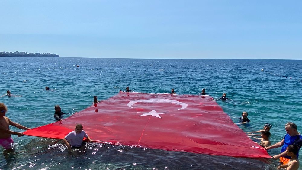 19 Mayıs’ı denizde dev Türk bayrağı açarak kutladılar