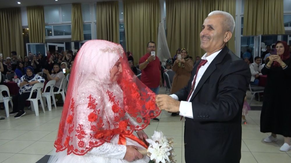 33 yıl sonra gelinlik ve damatlık giydiler
