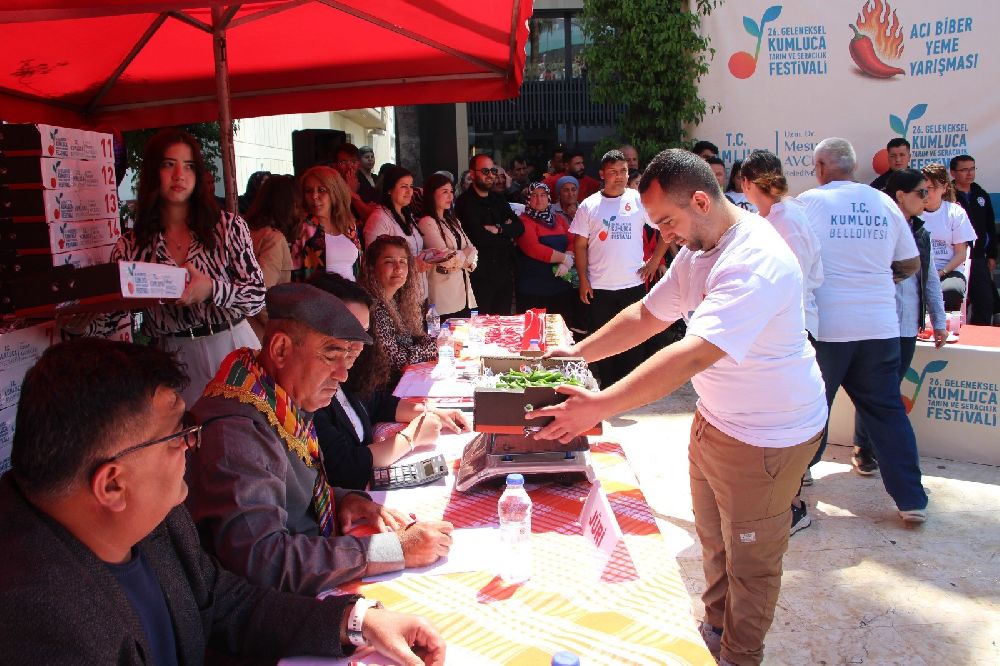 Acı biber yarışında 3 dakikada 398 gram acı biber yedi