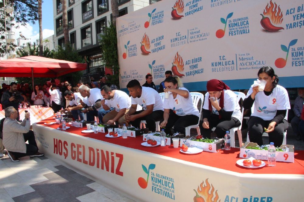 Acı biber yarışında 3 dakikada 398 gram acı biber yedi
