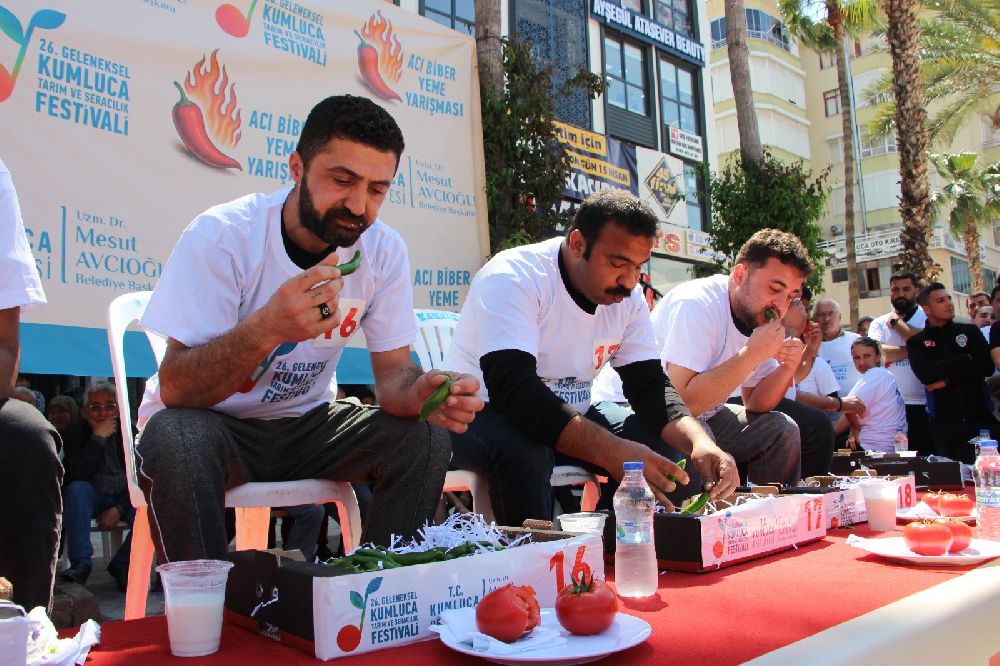 Acı biber yarışında 3 dakikada 398 gram acı biber yedi