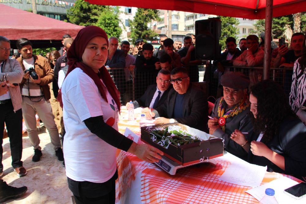 Acı biber yarışında 3 dakikada 398 gram acı biber yedi