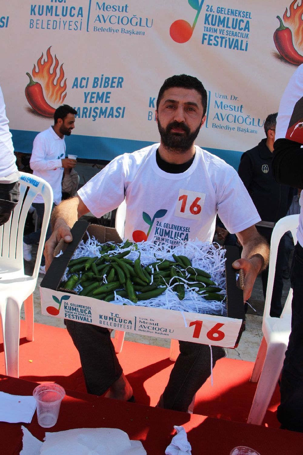 Acı biber yarışında 3 dakikada 398 gram acı biber yedi