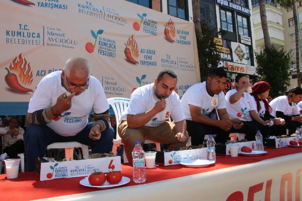 Acı biber yarışında 3 dakikada 398 gram acı biber yedi