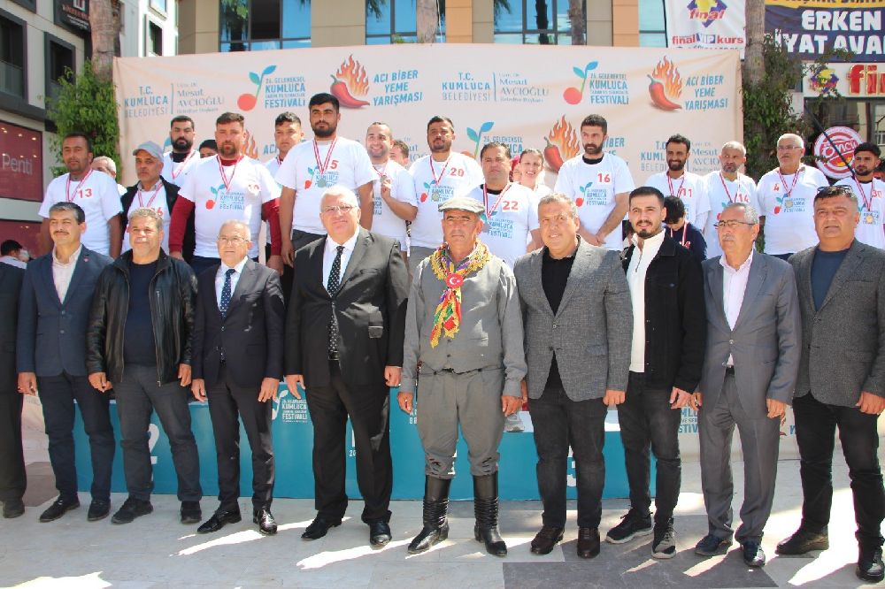 Acı biber yarışında 3 dakikada 398 gram acı biber yedi