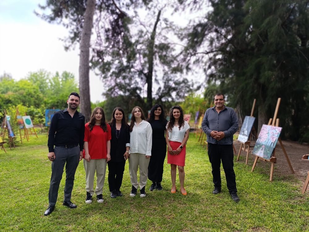 Adana'da 13 yaşındaki ikizler sergi açtı