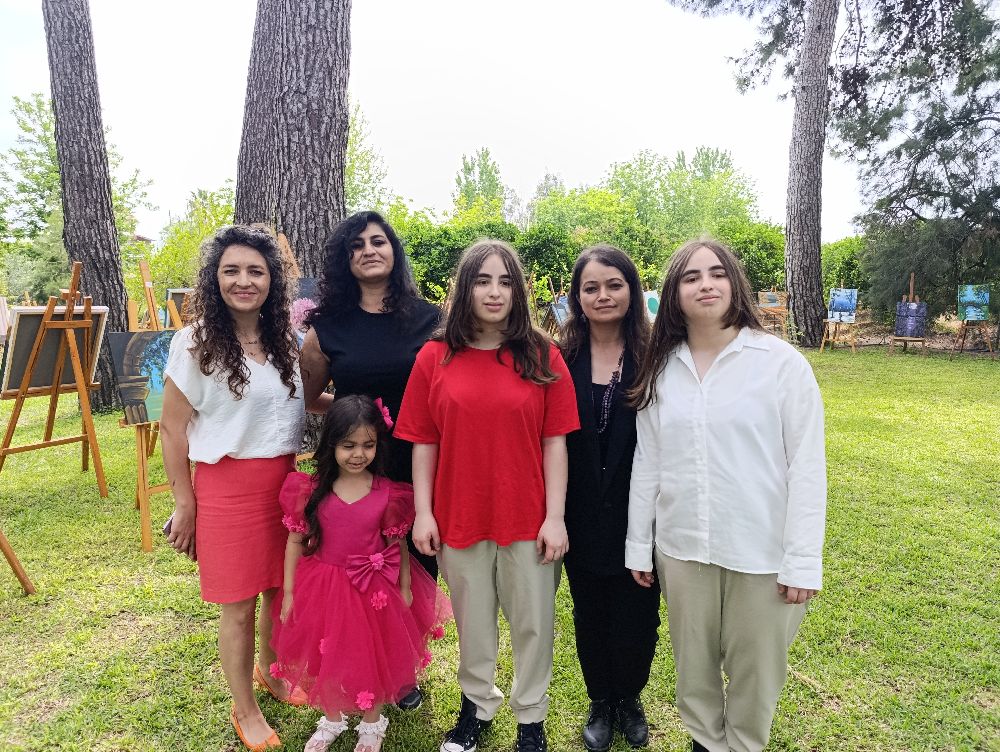 Adana'da 13 yaşındaki ikizler sergi açtı