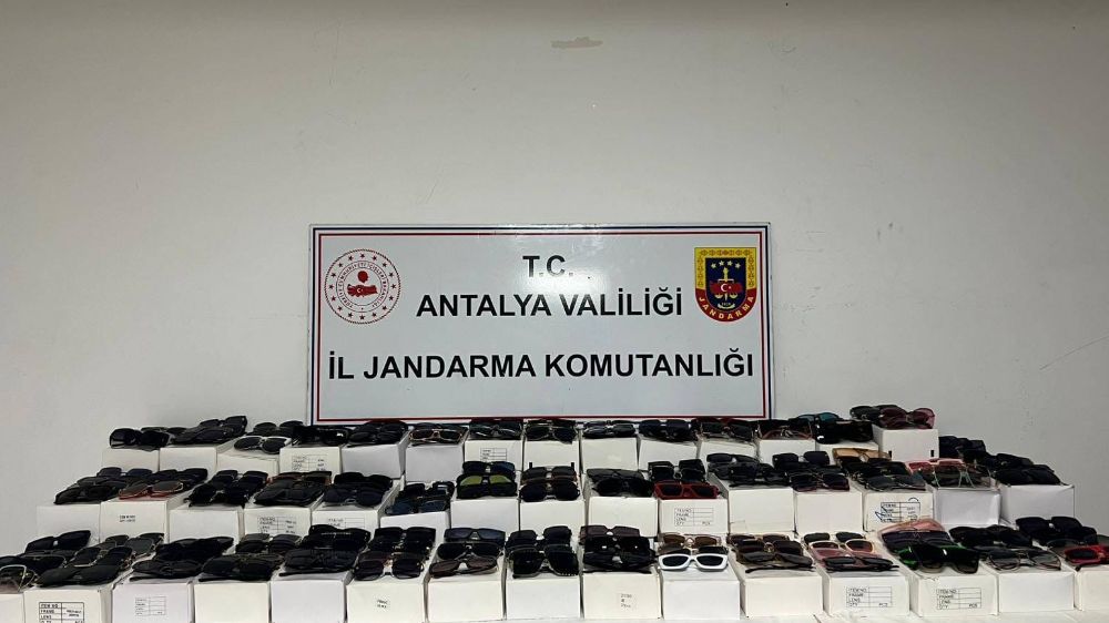 Aksu'da araçta bin 500 adet kaçak güneş gözlüğü çıktı