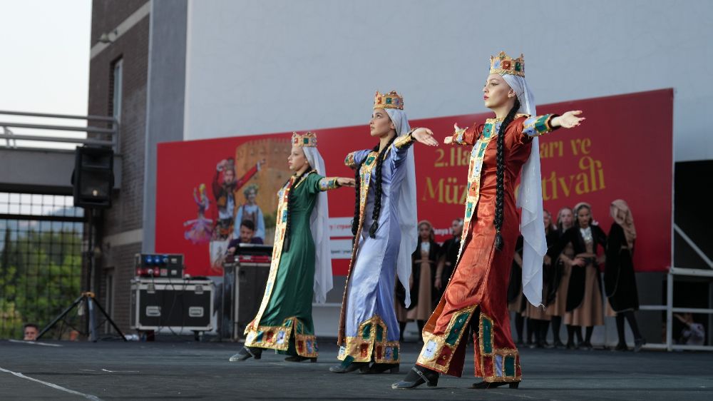 Alanya'da 2'ncisi düzenlenen Uluslararası Halk Dansları ve Müzik Festivali'ne yoğun ilgi