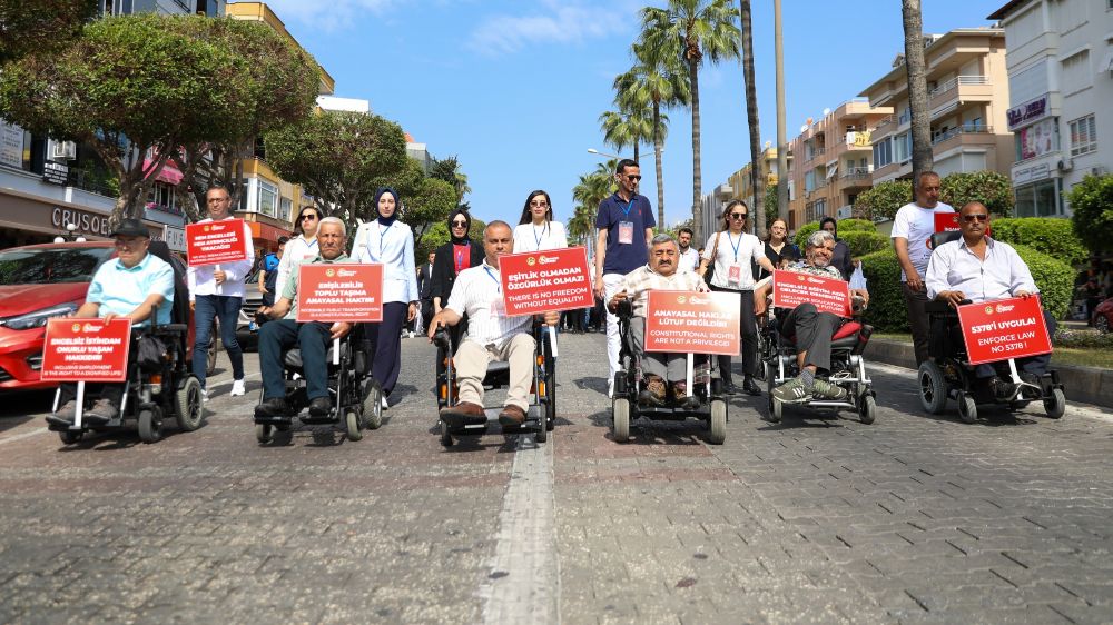Alanya'da engelsiz halk plajı hizmete açıldı