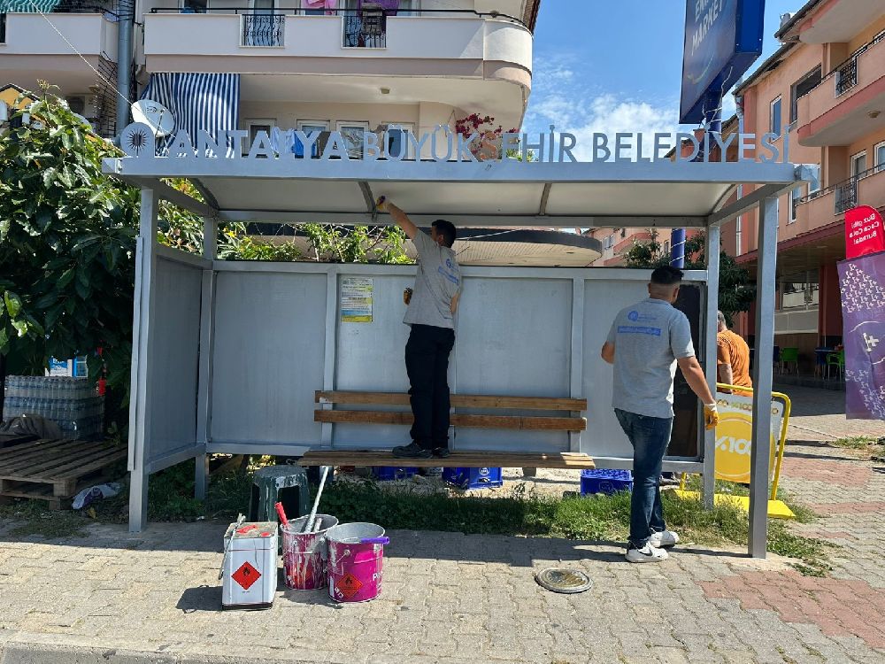 Alanya’da otobüs duraklarına bakım