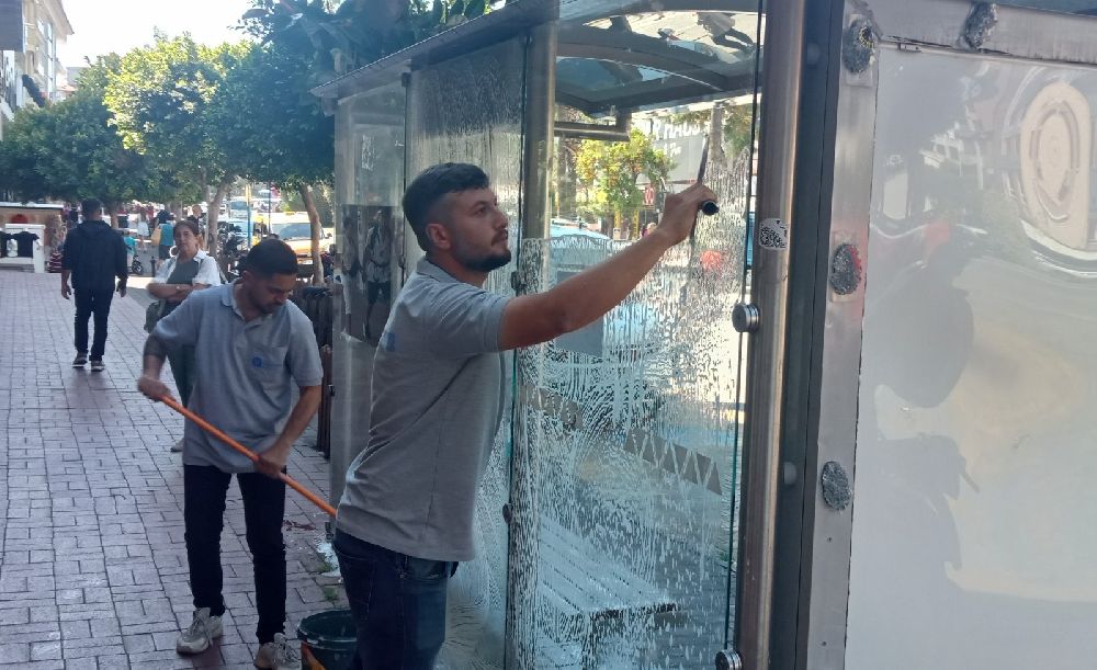 Alanya’da otobüs duraklarına bakım