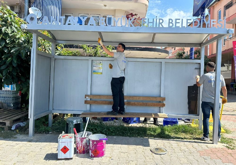 Alanya’da otobüs duraklarına bakım