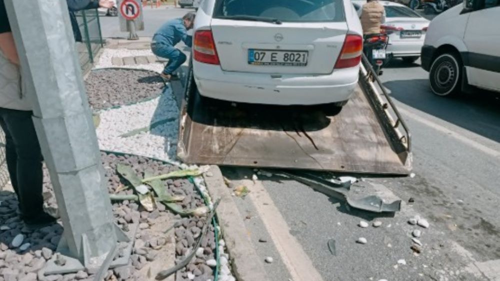 Alanya'da refüje çarpan otomobil, aydınlatma direğine çarparak durabildi