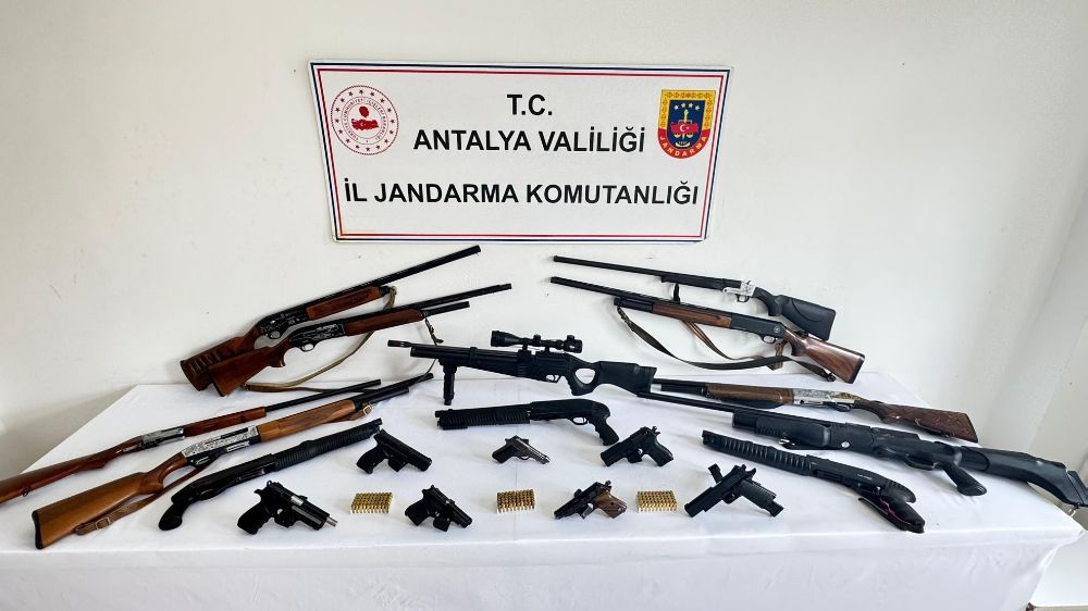 Alanya'da silah kaçakçılarına eş zamanlı operasyon