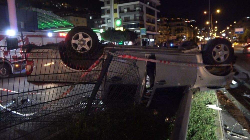Alanya'da takla atan otomobil hurdaya döndü: 2 yaralı