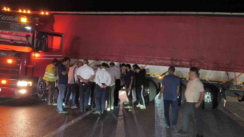Alanya'da Tır sürücüsü direksiyon başında rahatsızlandı, yol trafiğe kapandı