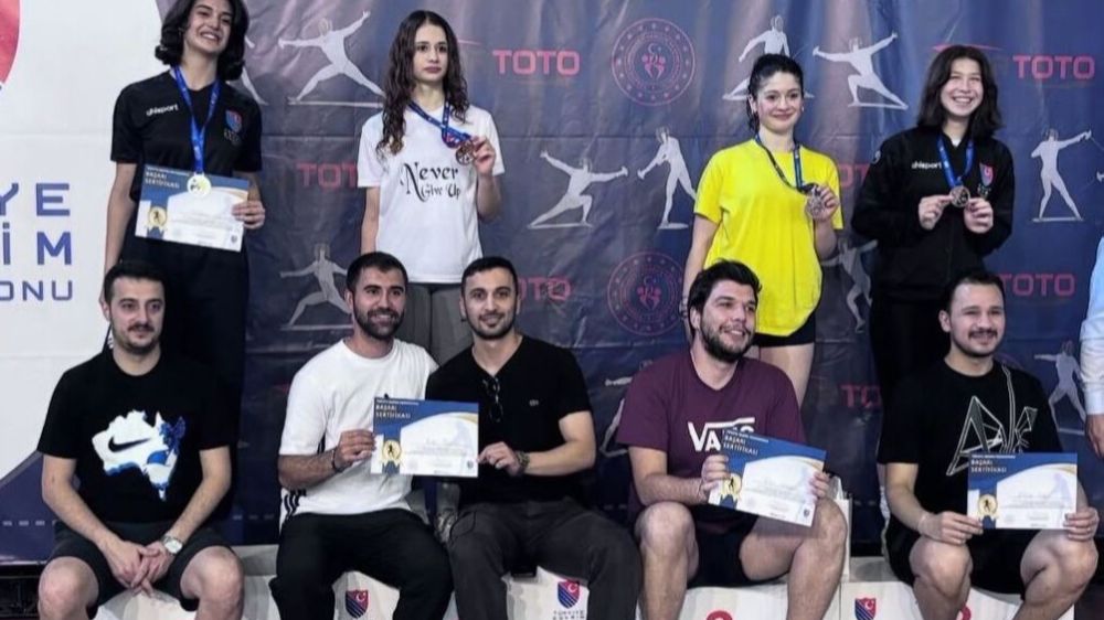 Alanyasporlu eskrim sporcuları şehre madalya ile döndü
