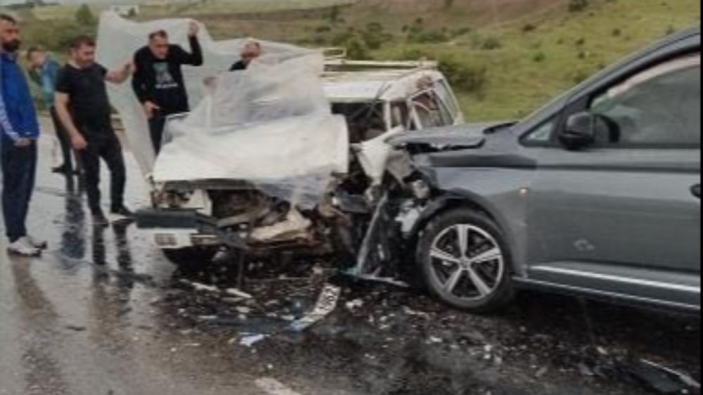 Ankara Çubuk'ta feci kaza  iki araç kafa kafaya çarpıştı 1 ölü, 1 yaralı