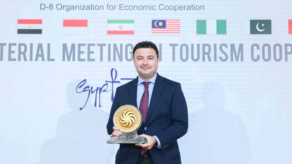 Antalya "2025 Yılı D-8 Turizm Şehri" ödülünü Kahire’deki bakanlar toplantısında aldı