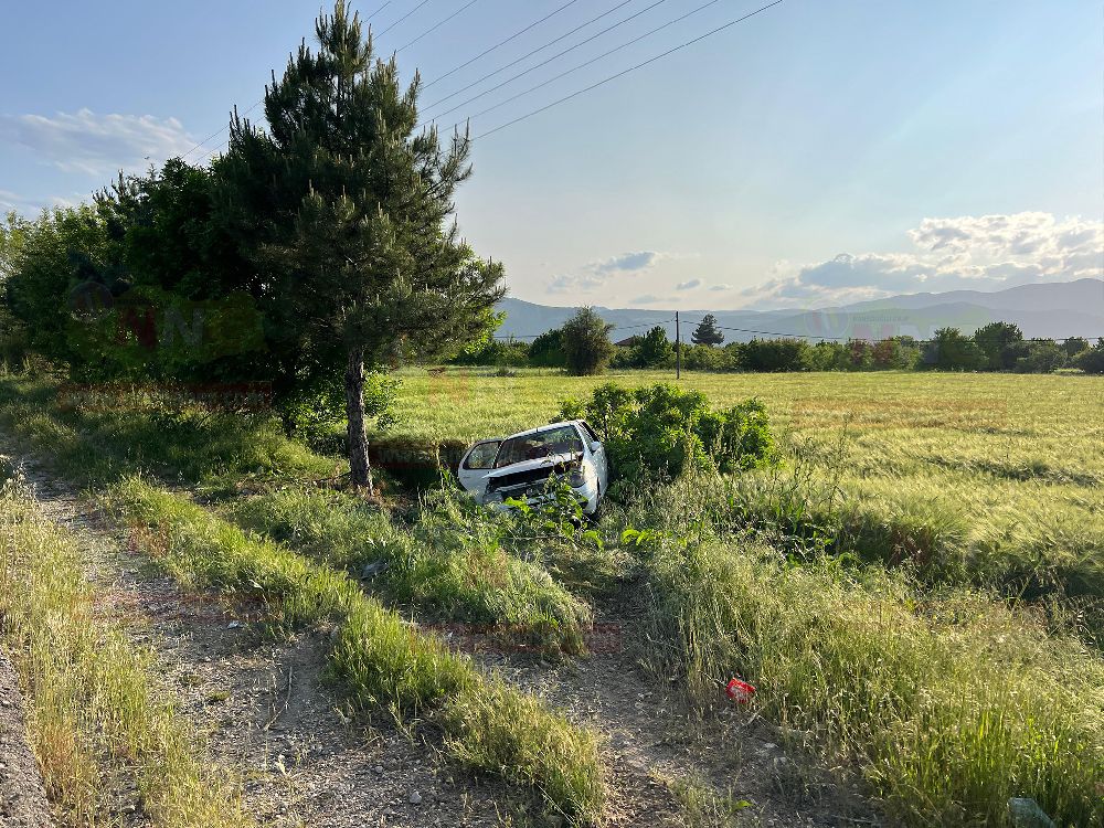 Antalya-Burdur Karayolunda araç yoldan çıktı 3 kişi yaralandı