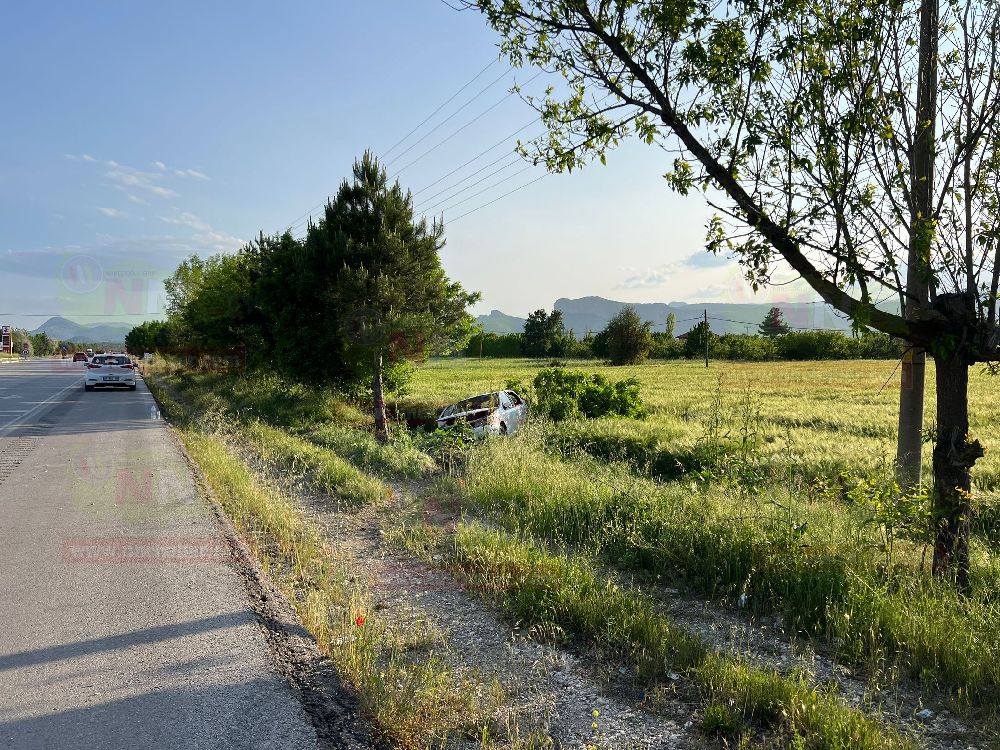 Antalya-Burdur Karayolunda araç yoldan çıktı 3 kişi yaralandı