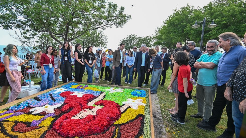 Antalya çiçeklerle açık hava galerisine döndü