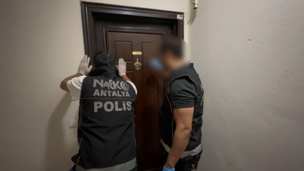 Antalya'da 21,5 kilo skunk ele geçirildi, operasyon kameraya yansıdı