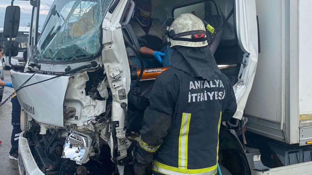 Antalya’da 3 aracın karıştığı zincirleme kazada 1 kişi yaralandı