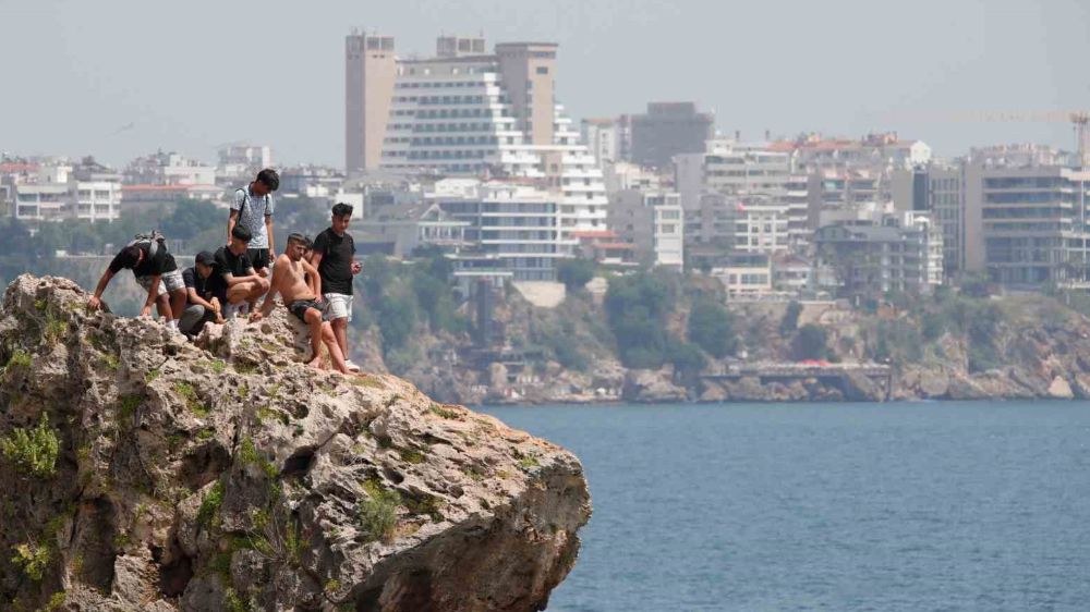 Antalya'da adrenalin tutkunu gençlerin 30 metrelik falezlerden atlayışı yürekleri ağza getiriyor 