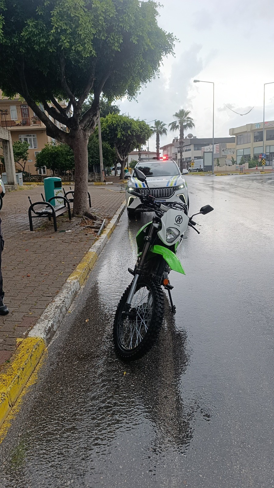Antalya’da alkollü motosiklet kazası kamerada! Ehliyetine el konuldu, ceza yağdı!