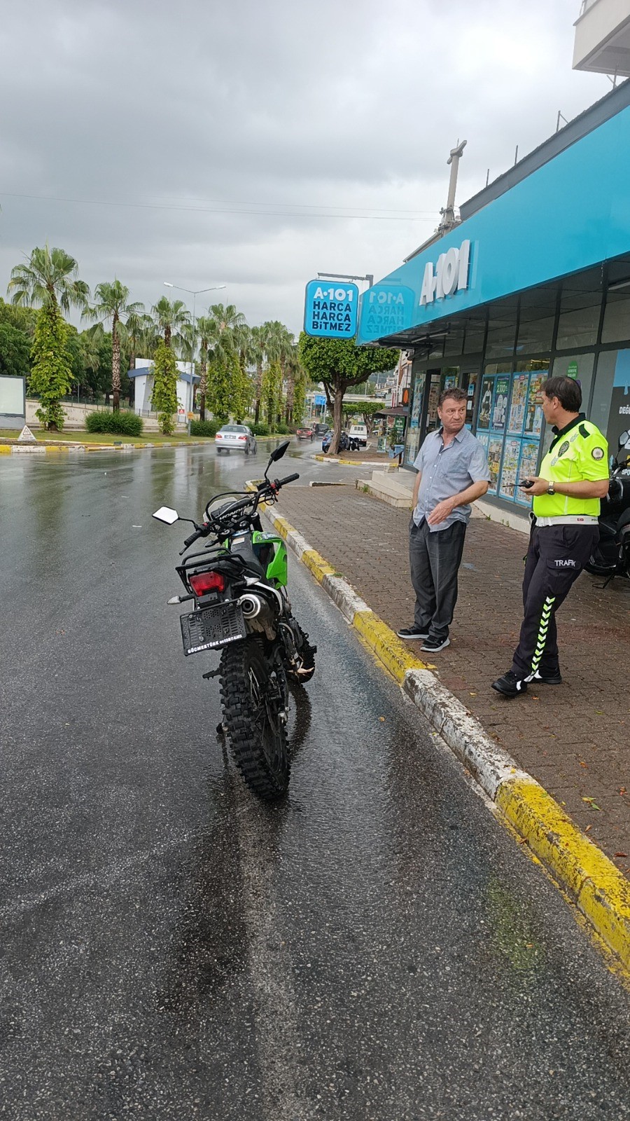 Antalya’da alkollü motosiklet kazası kamerada! Ehliyetine el konuldu, ceza yağdı!