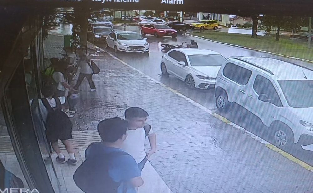 Antalya’da alkollü motosiklet kazası kamerada! Ehliyetine el konuldu, ceza yağdı!