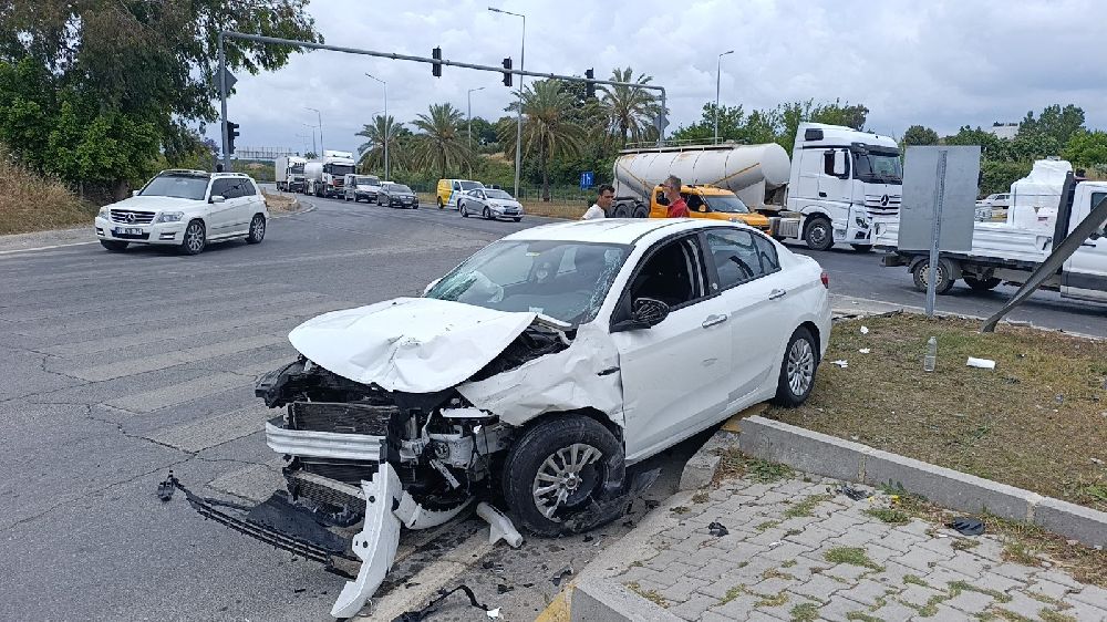Antalya'da çarpışan araçlar hurdaya döndü: 1 yaralı