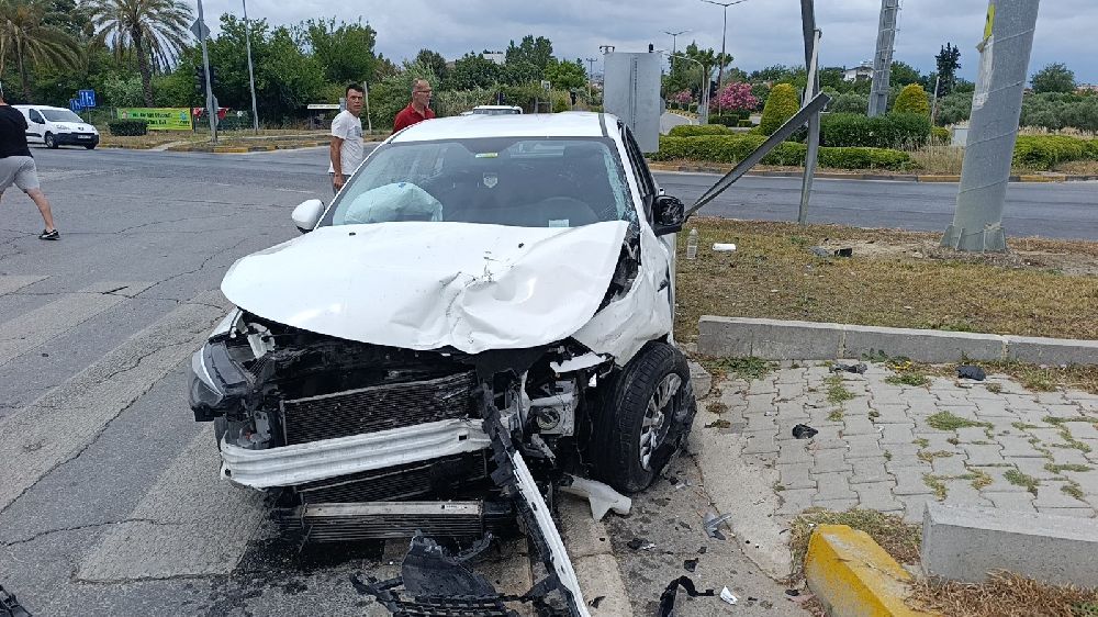 Antalya'da çarpışan araçlar hurdaya döndü: 1 yaralı