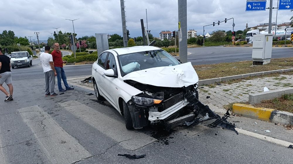 Antalya'da çarpışan araçlar hurdaya döndü: 1 yaralı