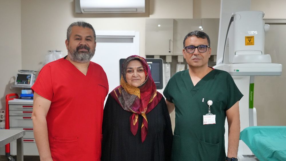 Antalya’da diz kireçlenmesine çift aşamalı tedavi: Yürüyemeyen hasta ayağa kalktı