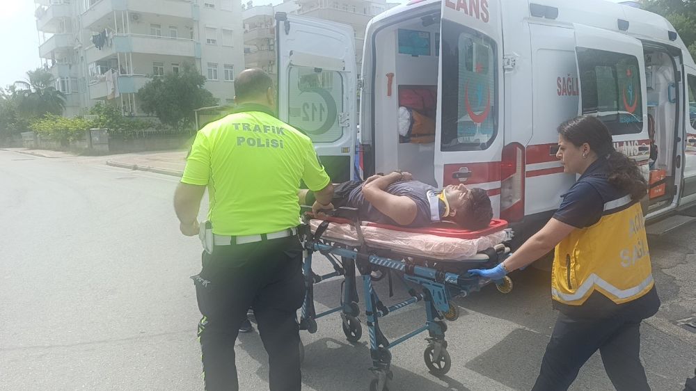 Antalya'da kamyonete çarpmamak için motosikleti devirdi, kaskı hayatını kurtardı