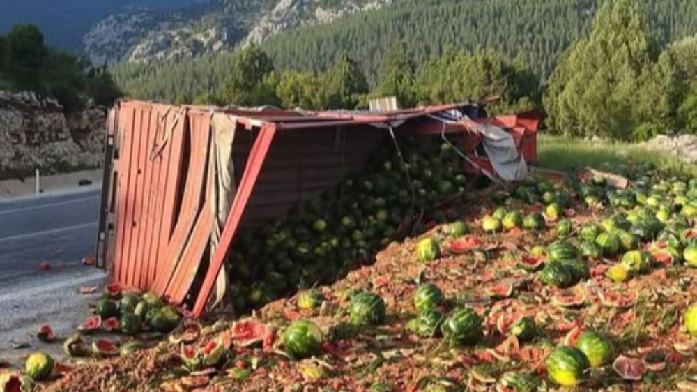 Antalya’da Karpuz Yüklü Kamyon Devrildi Tonlarca Karpuz telef oldu 