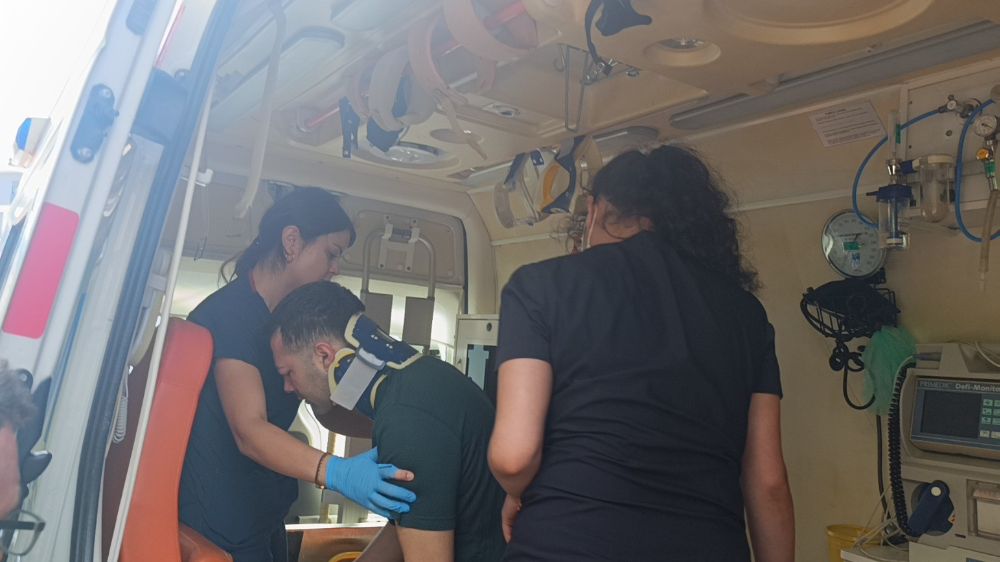 Antalya'da karşıya geçmeye çalışırken motosikletin çarptığı yaya yaralandı