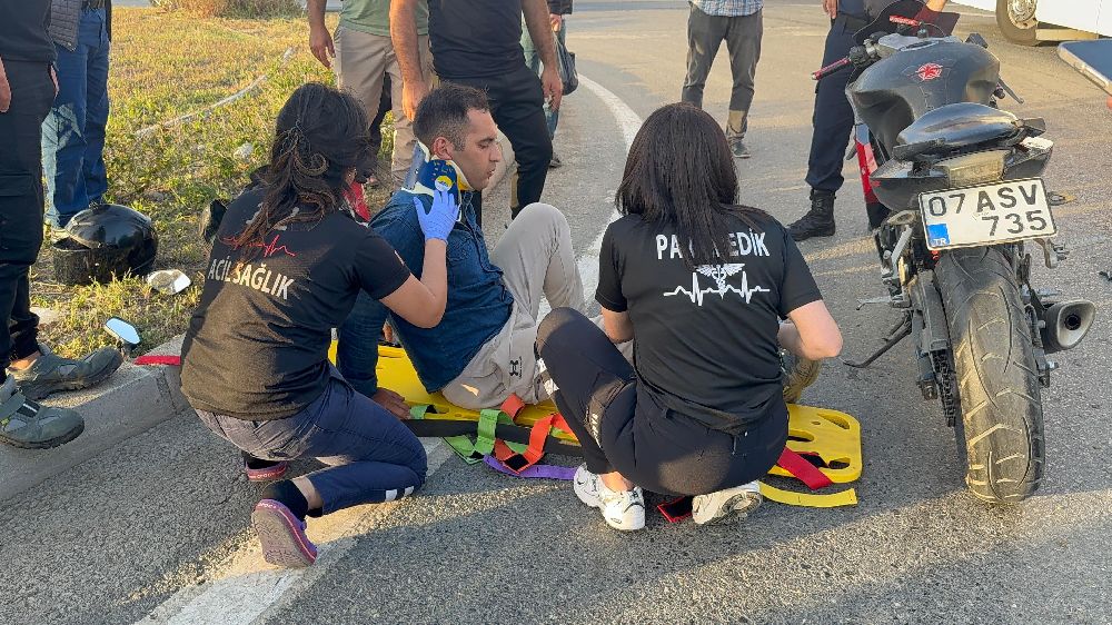 Antalya'da kaza Kamyonetin çarpıp kaçtığı motosikletli yaralandı