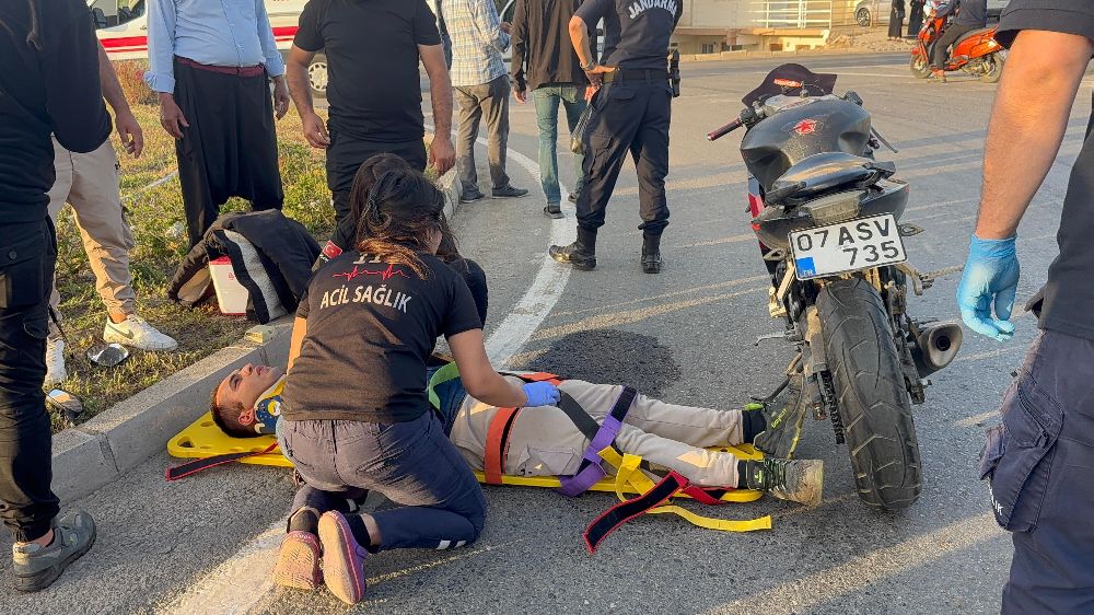 Antalya'da kaza Kamyonetin çarpıp kaçtığı motosikletli yaralandı