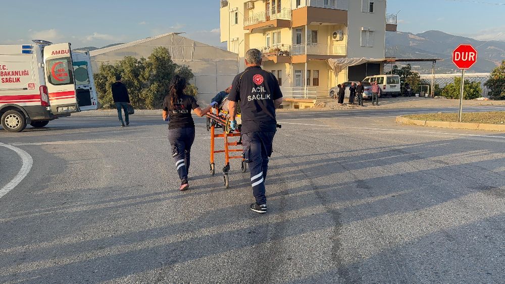 Antalya'da kaza Kamyonetin çarpıp kaçtığı motosikletli yaralandı