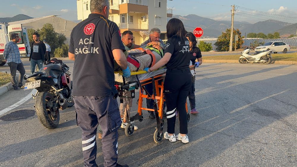 Antalya'da kaza Kamyonetin çarpıp kaçtığı motosikletli yaralandı