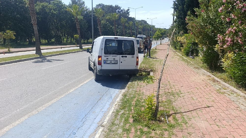 Antalya'da kaza Lastiği patlayan araç kaldırıma çarpıp devrilmekten son anda kurtuldu