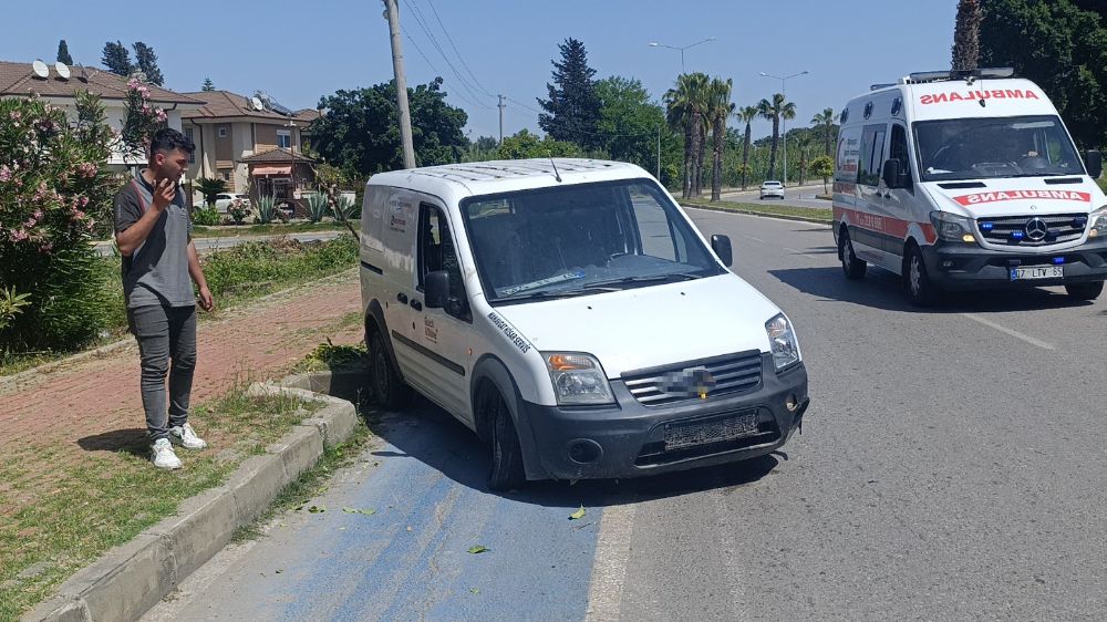 Antalya'da kaza Lastiği patlayan araç kaldırıma çarpıp devrilmekten son anda kurtuldu